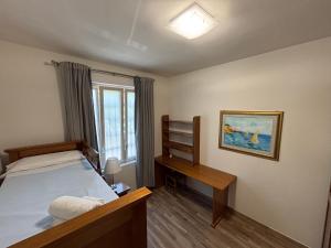 a bedroom with a bed and a window at Residenza Vignoli Seregno Centro in Seregno