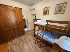 a bedroom with two bunk beds and a table at Residenza Vignoli Seregno Centro in Seregno