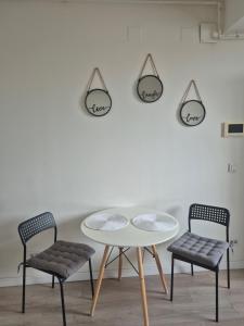 a table and two chairs in a room at Tom House in Otopenii de Jos