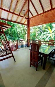 a screened in porch with a table and chairs at Villa Green Ice in Galle