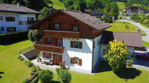 an overhead view of a house with a roof at Ferienwohnung Habit in Tschagguns