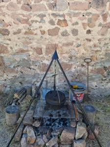 a grill with a pan on top of a brick wall at La colline de Tara in Andelaroche