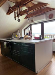 a kitchen with a black and white counter top at Sunrise Loft in Bingen am Rhein