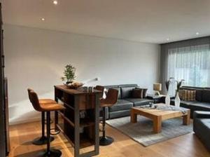 ein Wohnzimmer mit Sofa und Tisch in der Unterkunft LaLuna - Ruhe & Behaglichkeit am Stadtrand von Köln - in Lohmar + 19 Fotos
