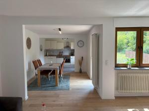 a dining room and kitchen with a table and chairs at Ferienwohnung Arend in Nonnweiler