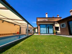 a backyard with a swimming pool and a house at La Villa de Pi in Garcillán
