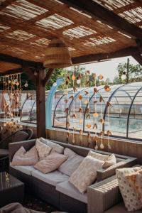 eine Couch vor einem Wasserpark in der Unterkunft BOHO HOUSE in Ustrzyki Dolne