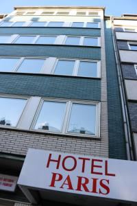 un bâtiment avec un panneau de paris en face de celui-ci dans l'établissement Hotel Paris, à Düsseldorf