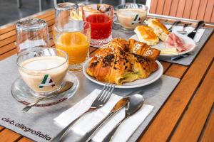 a table topped with plates of food and drinks at Allegroitalia La Spezia 5 Terre in La Spezia +47 photos