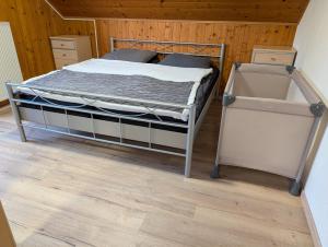 ein Schlafzimmer mit einem Etagenbett und einem Holzboden in der Unterkunft Gemütlich & einladend in Laufenselden