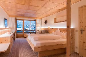 Postel nebo postele na pokoji v ubytování Hotel Montafoner Hof