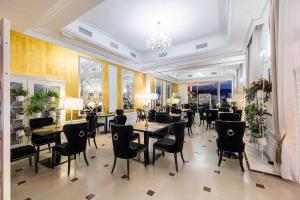 ein Restaurant mit Tischen und Stühlen in einem Raum in der Unterkunft Hotel Luxor in Lublin