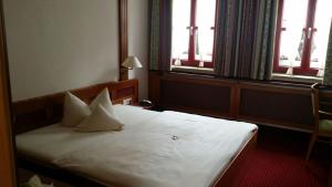 Postel nebo postele na pokoji v ubytování Hotel Augsburger Hof