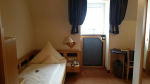 Postel nebo postele na pokoji v ubytování Hotel Augsburger Hof