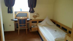 Postel nebo postele na pokoji v ubytování Hotel Augsburger Hof