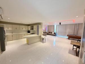 a large kitchen and living room with a piano at فيلا السعادة بشاطي خاص درة العروس in Durat Alarous