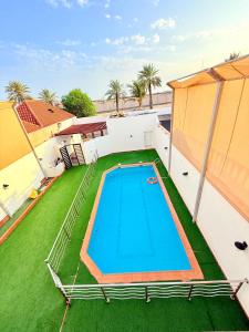 an overhead view of a swimming pool on the roof of a building at فيلا السعادة بشاطي خاص درة العروس in Durat Alarous