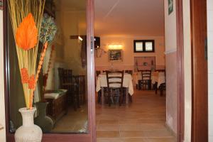 a dining room with a table and chairs and a dining room at Hotel Cenzo in Ovindoli