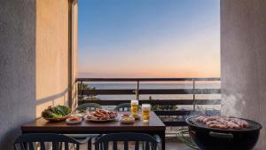 a table with food and drinks on a balcony at Yangyang Haetteuneun Changmun Pet-Friend in Yangyang