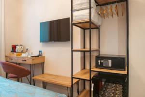 a room with a bunk bed and a microwave at Fiume 20 - Residence in Florence