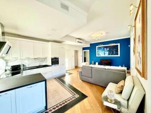 a living room with blue walls and a couch at La Casa Del Pittore - Centro Storico in Legnano