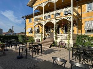 an outdoor patio with tables and chairs in front of a building at Lokatten Wärdshus in Los