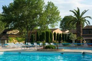 Poolen vid eller i närheten av Résidence Odalys Le Village Camarguais Les Gardians