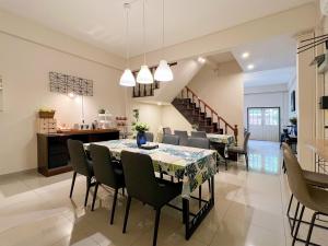 a dining room and living room with a table and chairs at Neveu Premier Residence : Ratchada in Bangkok