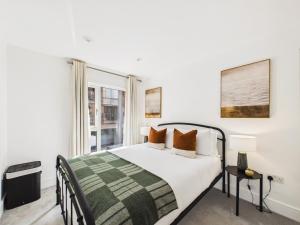 a bedroom with a bed and a window at Westminster Residences by Apt in London