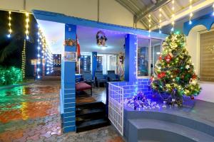 un árbol de Navidad en el vestíbulo de un hotel en Silver Sands Malpe Beach Villa, en Udupi