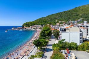 a view of a beach in a coastal town at Mar de Lux in Petrovac na Moru