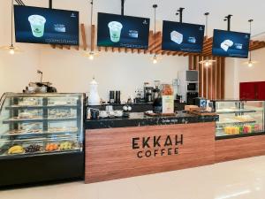 a coffee shop with a counter with a coffeeastery at فندق تيلا TeeLA HoTeL in Medina