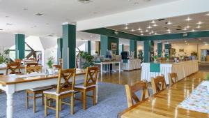 a restaurant with wooden tables and chairs at PAN Dom Pracy Twórczej w Wierzbie in Wierzba