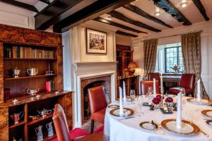 una sala da pranzo con tavolo e camino di Amberley Castle- A Relais & Chateaux Hotel ad Amberley