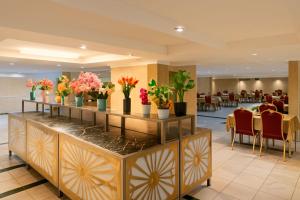 a lobby with vases of flowers on a buffet at فندق نخبة الجوار in Al Khansāk