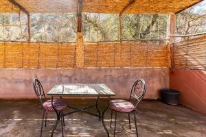 a table and two chairs in an empty room at Gîte Imsker Elbour in Asni
