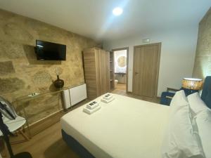 a hotel room with a bed and a tv at Raianos in Tui