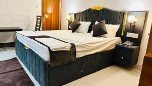 a bedroom with a large bed in a room at HoTEL KAMAL VINTAGE in Kāthgodām