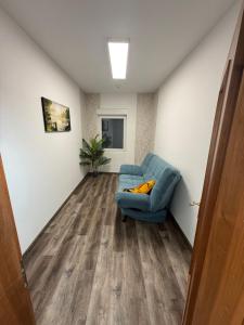 a living room with a blue couch in a room at Sam Apartments LU/Oppau in Ludwigshafen am Rhein