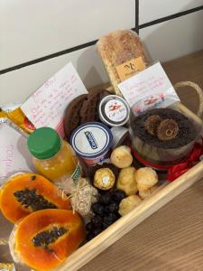 a box filled with different types of food at Chalés Florenzza in Santa Teresa +25 photos