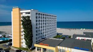 O vedere generală la mare sau o vedere la mare
luată din acest hotel
