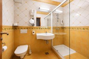 a bathroom with a toilet and a sink and a shower at Terme Banovci - Hotel Zeleni Gaj in Banovci