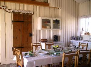 ein Esszimmer mit einem Tisch und Stühlen sowie eine Küche in der Unterkunft Zauberberg in Lugitsch