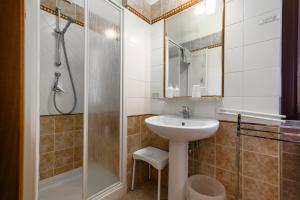 a bathroom with a sink and a shower at Bed and Breakfast Torrette Etrusche in Capalbio