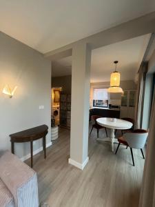 a living room with a table and a dining room at Apartament indyjski Legnica in Legnica