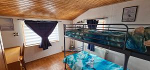 a room with two bunk beds and a window at Gite L'évasion à Cheneux Stoumont in Stoumont