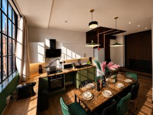 a dining room with a table and a kitchen at 2BR Central Apt - Parking -2 Baths - Bars & Trains in Liverpool