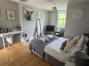 a bedroom with a bed and a desk in a room at The Bickerton Poacher in Higher Burwardsley