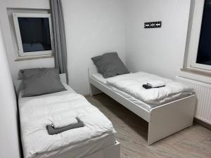 a room with two beds and two windows at Ferienwohnung Nordheim in Nordheim