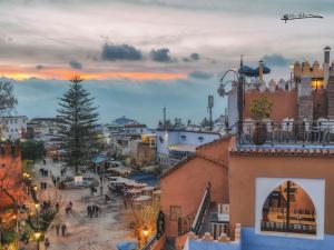 vista sulla città al tramonto di Riad Hicham a Chefchaouen